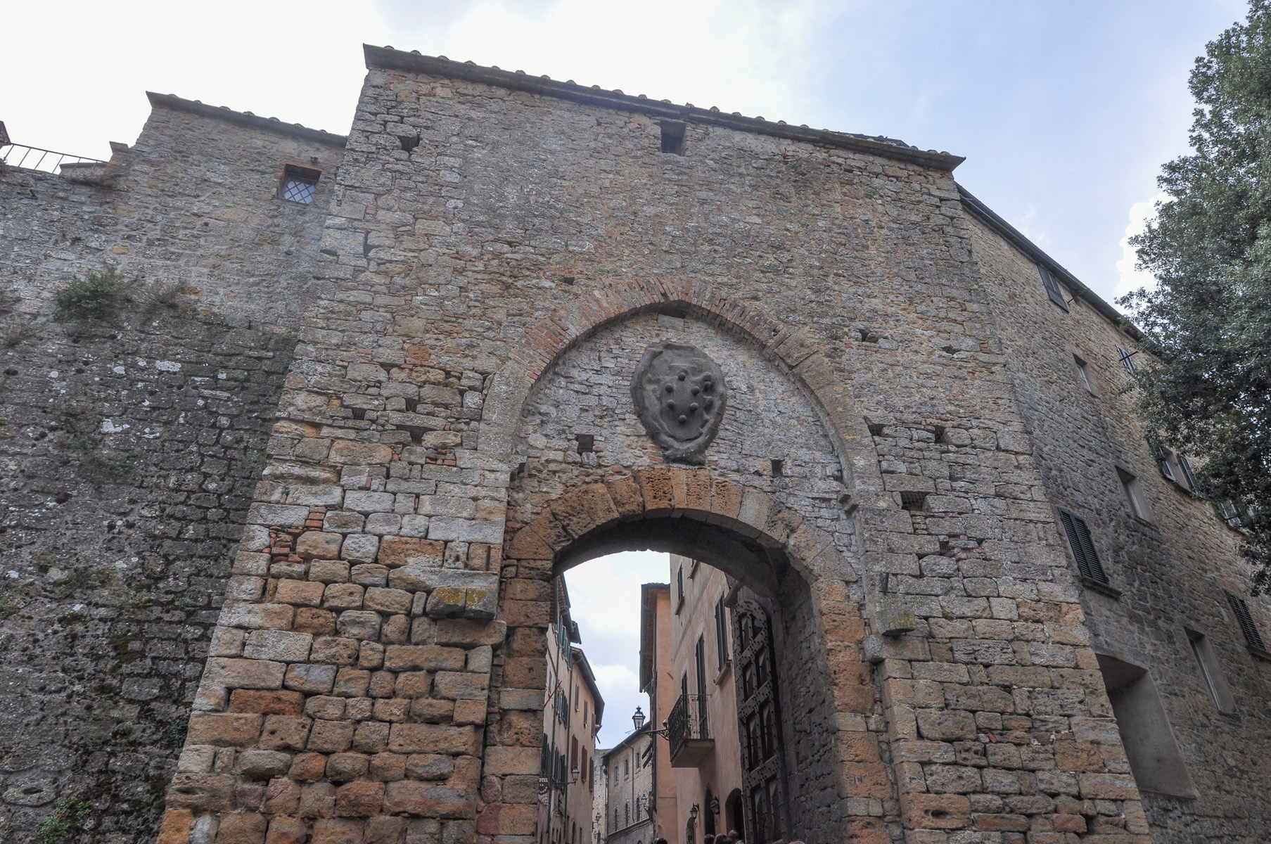 Volterra: tra Rosso, urne e ombre 1